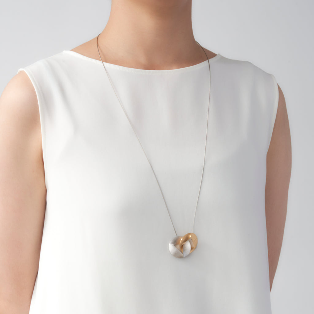 Log[ログ] Θシータ 　シルバー925　ペンダント　2つの同じかたちが、つながるペンダント　バイカラー