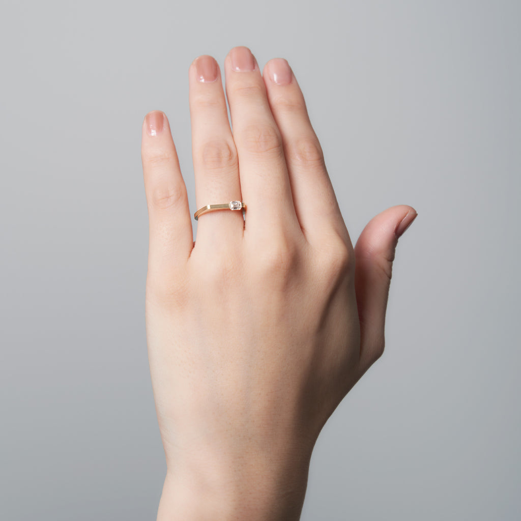 Shirusu[しるす]エメラルドカットリング　K18 婚約指輪　エンゲージリング　装着