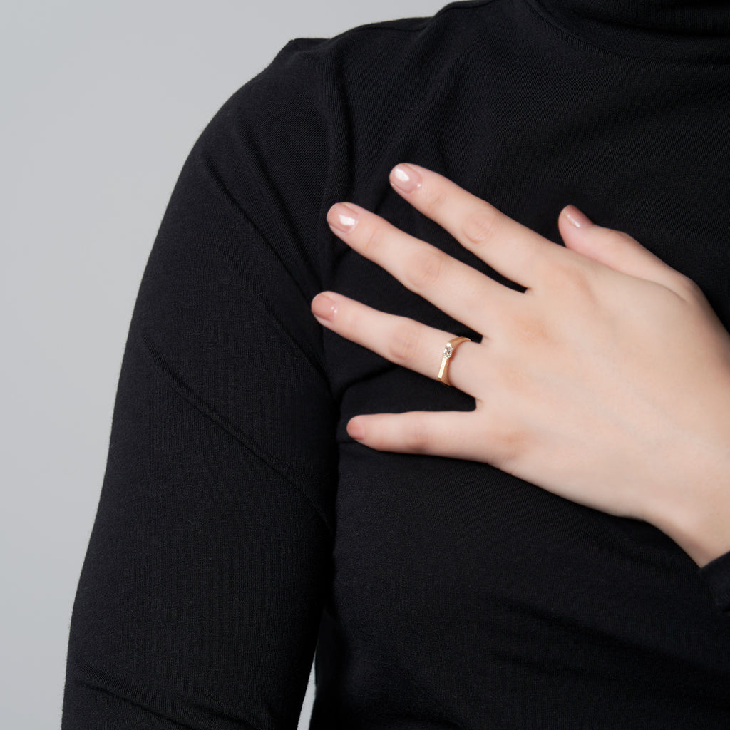 Shirusu[しるす]エメラルドカット,長方形,ダイヤモンドリング　K18 婚約指輪　エンゲージリング　装着