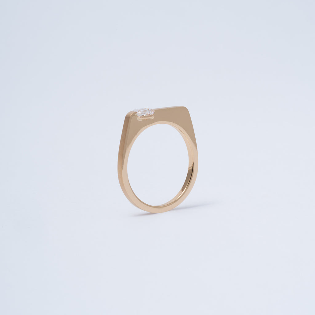 Shirusu[しるす]エメラルドカットリング　K18 婚約指輪　エンゲージリング　斜め横から