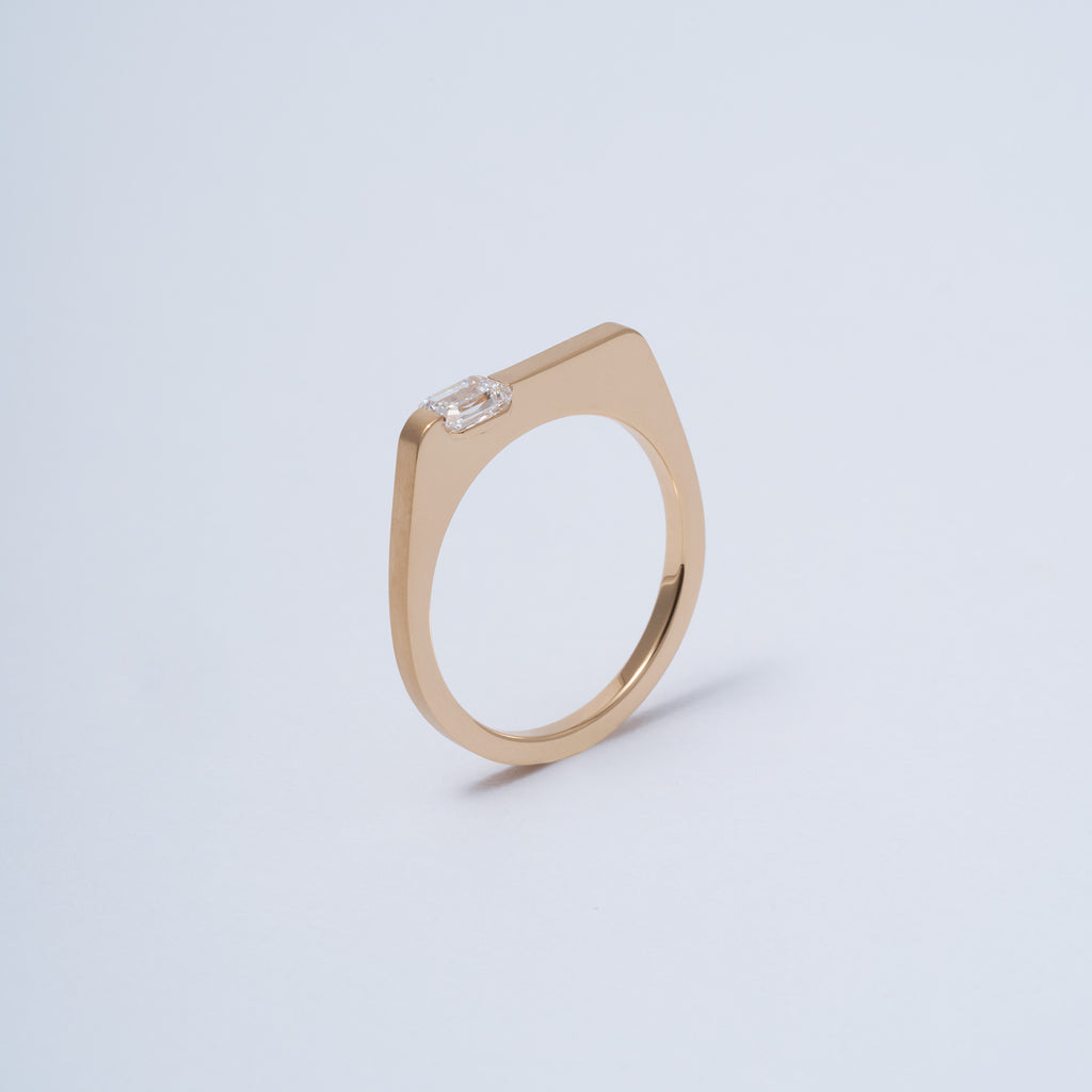 Shirusu[しるす]エメラルドカットリング　K18 婚約指輪　エンゲージリング　ちょっと斜めから