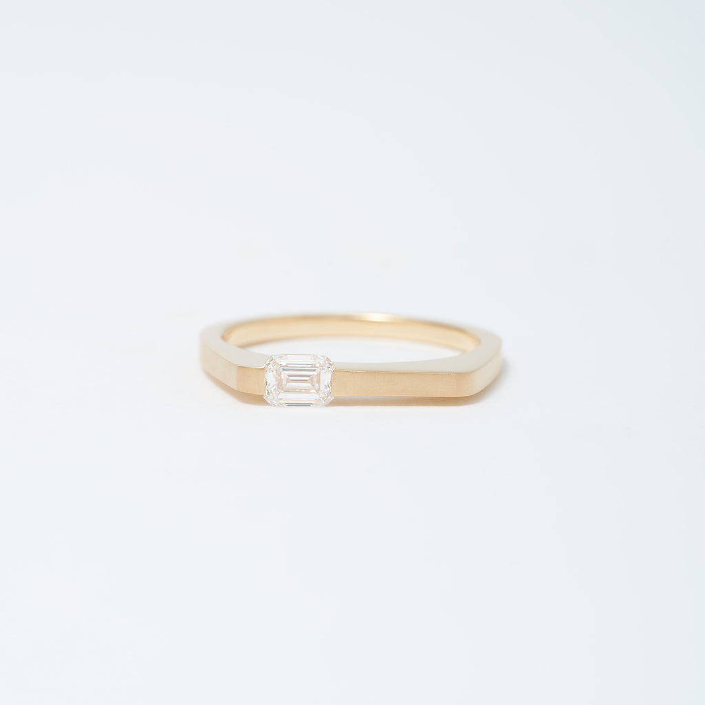 Shirusu[しるす]エメラルドカットダイヤモンド　リング　K18 婚約指輪　エンゲージリング　正面から