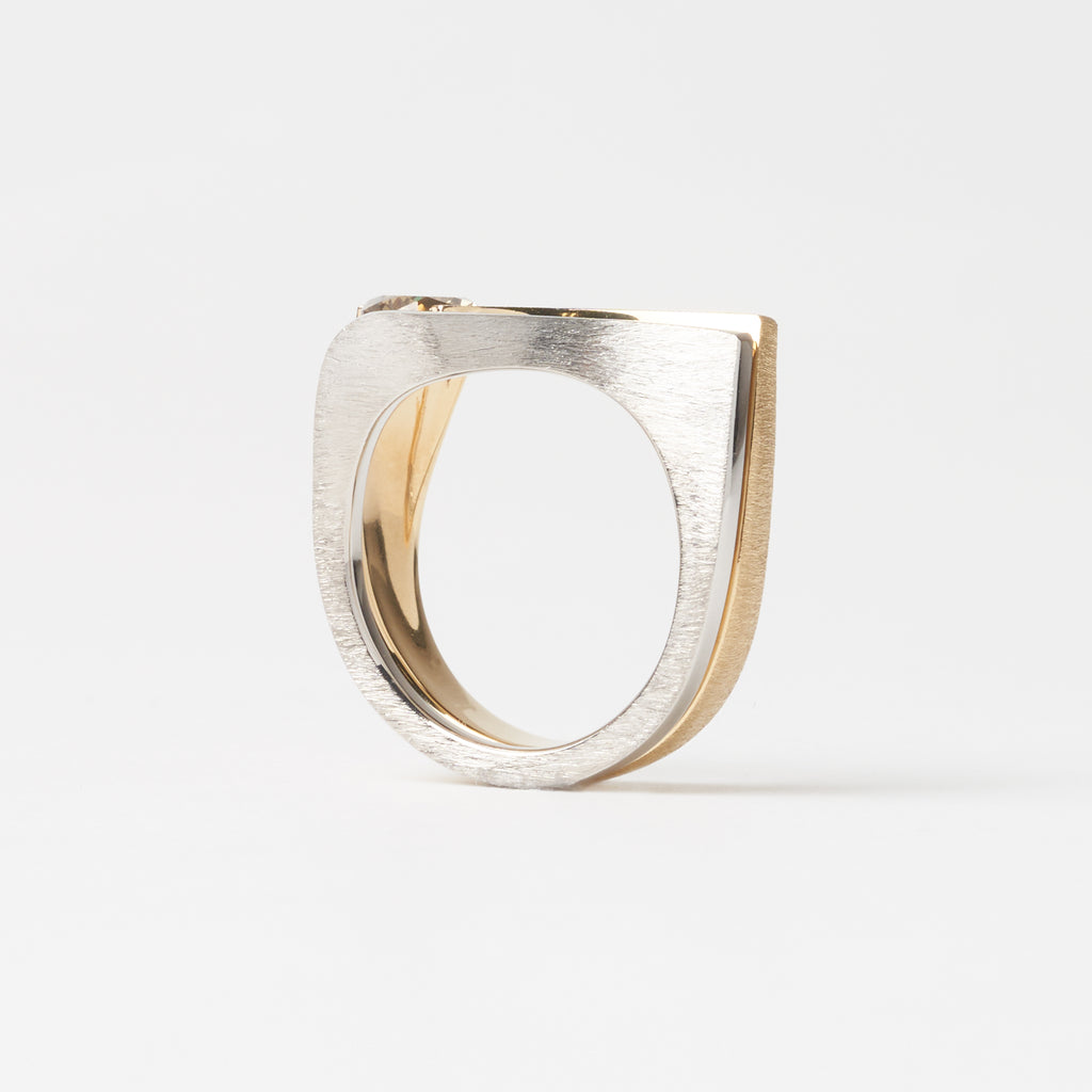 Noru[ノル]　K18ブラウンダイヤモンド＋Pt950 リングのセッティングを真正面から。ダイナミックなカーブのシンプルなリングとダイヤリングのパーフェクトなスタッキング。マリッジリング　結婚指輪としても。ダイヤモンドリングNoru[ノル]とセットができます