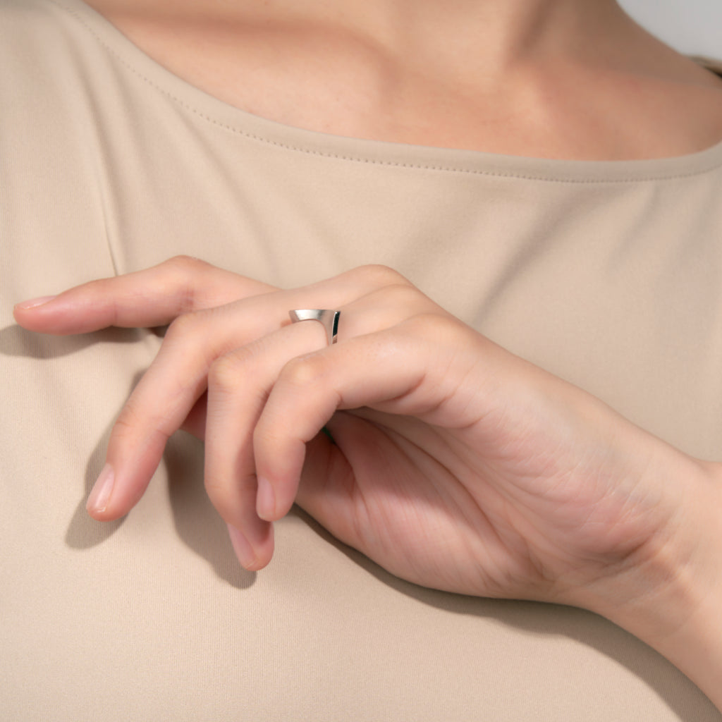 Noru[ノル]　Pt950 リング　ダイナミックなカーブのシンプルなリング。指につけると、面白い形があらわれます。マリッジリング　結婚指輪としても。ダイヤモンドリングNoru[ノル]とセットができます