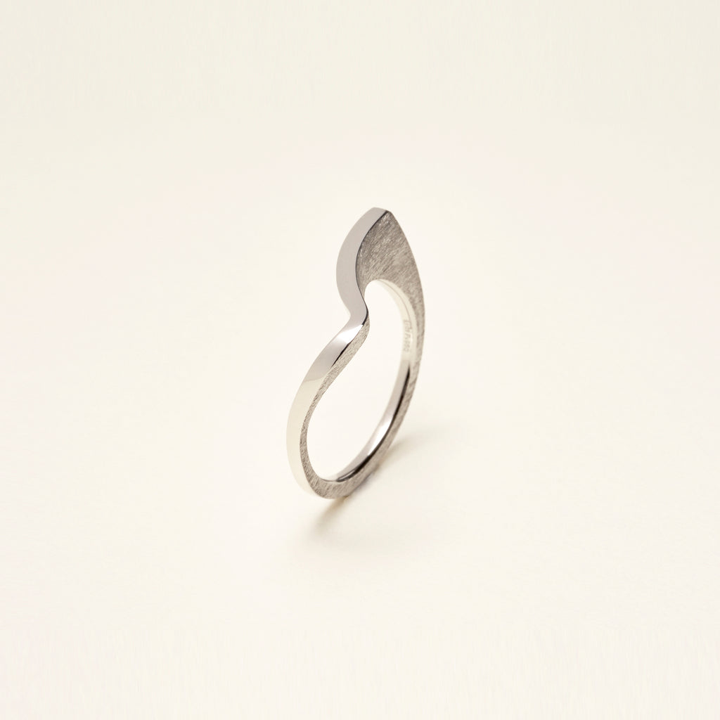 Noru[ノル]　Pt950 リング　ダイナミックなカーブのシンプルなリング。マリッジリング　結婚指輪としても。ダイヤモンドリングNoru[ノル]とセットができます