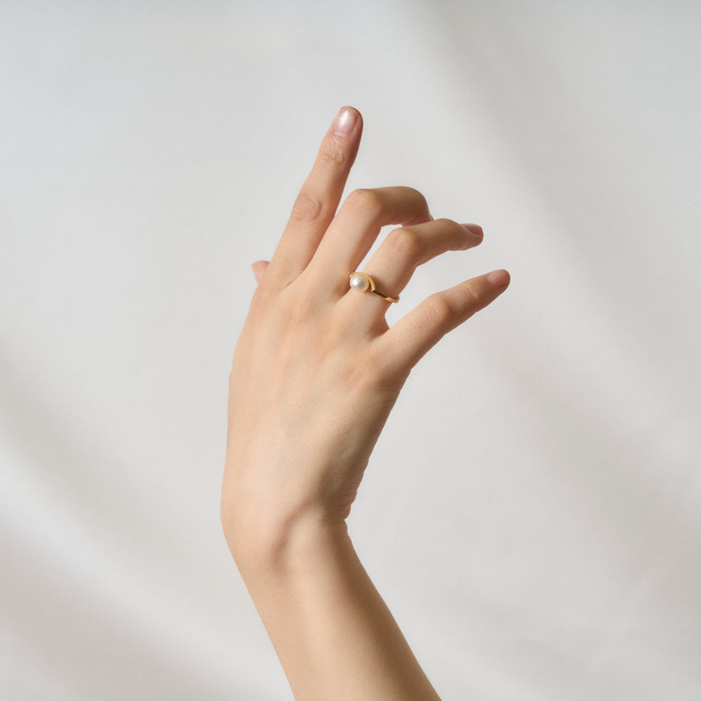 Oru[おる]　K18 あこやパールリング 指につけて　MENTOSEN ジュエリー
