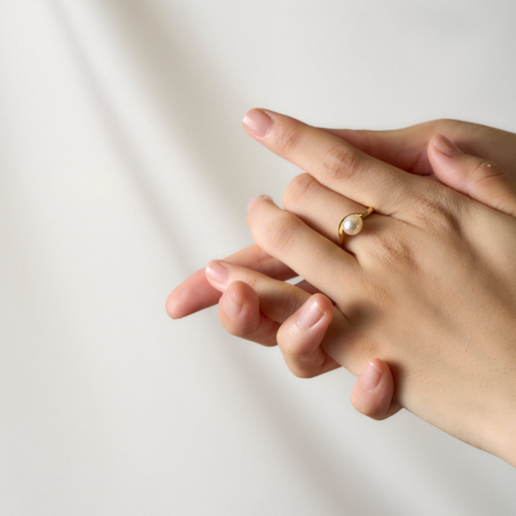 Oru[おる]　K18 あこやパールリング 指につけて　MENTOSEN ジュエリー