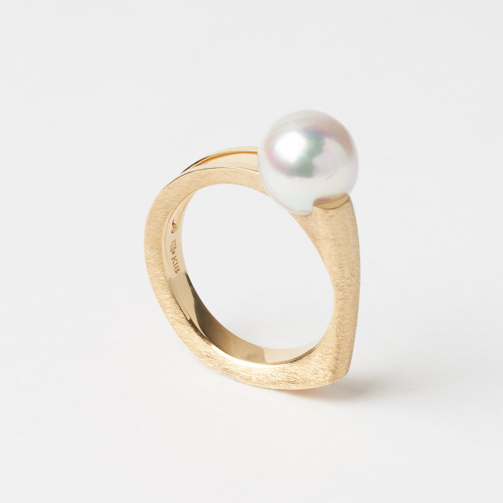 Tatamu たたむ K18 あこやパール リング MENTOSEN　斜め上横から