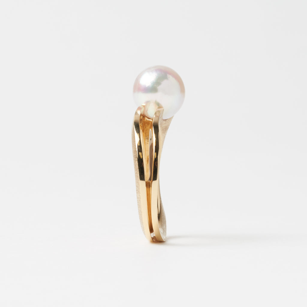 Tatamu[たたむ]　K18　あこやパールリング　側面から　リングをたたんだように見える　MENTOSEN