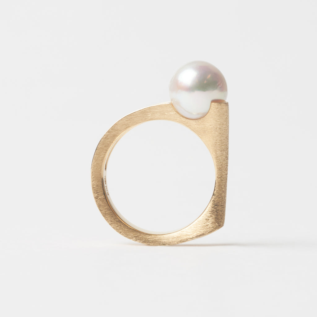 Tatamu たたむ K18 あこやパール リング MENTOSEN 横から 金属の質感と珠のつやのコントラスト