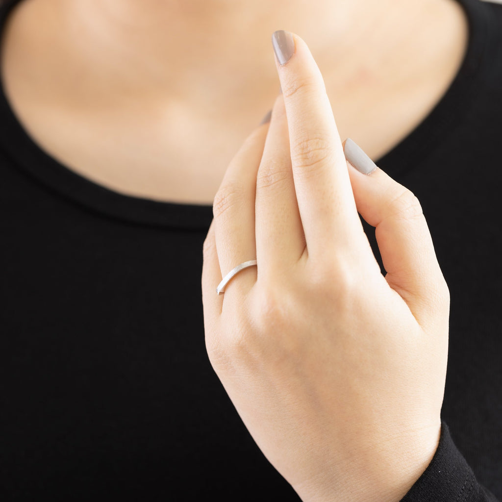 Hineru[ひねる] Silver925 リング 着用イメージ シルバー 結婚指輪 マリッジリング ウェディングリング 日常づかい 曲線 カーブ ひねり MENTOSEN