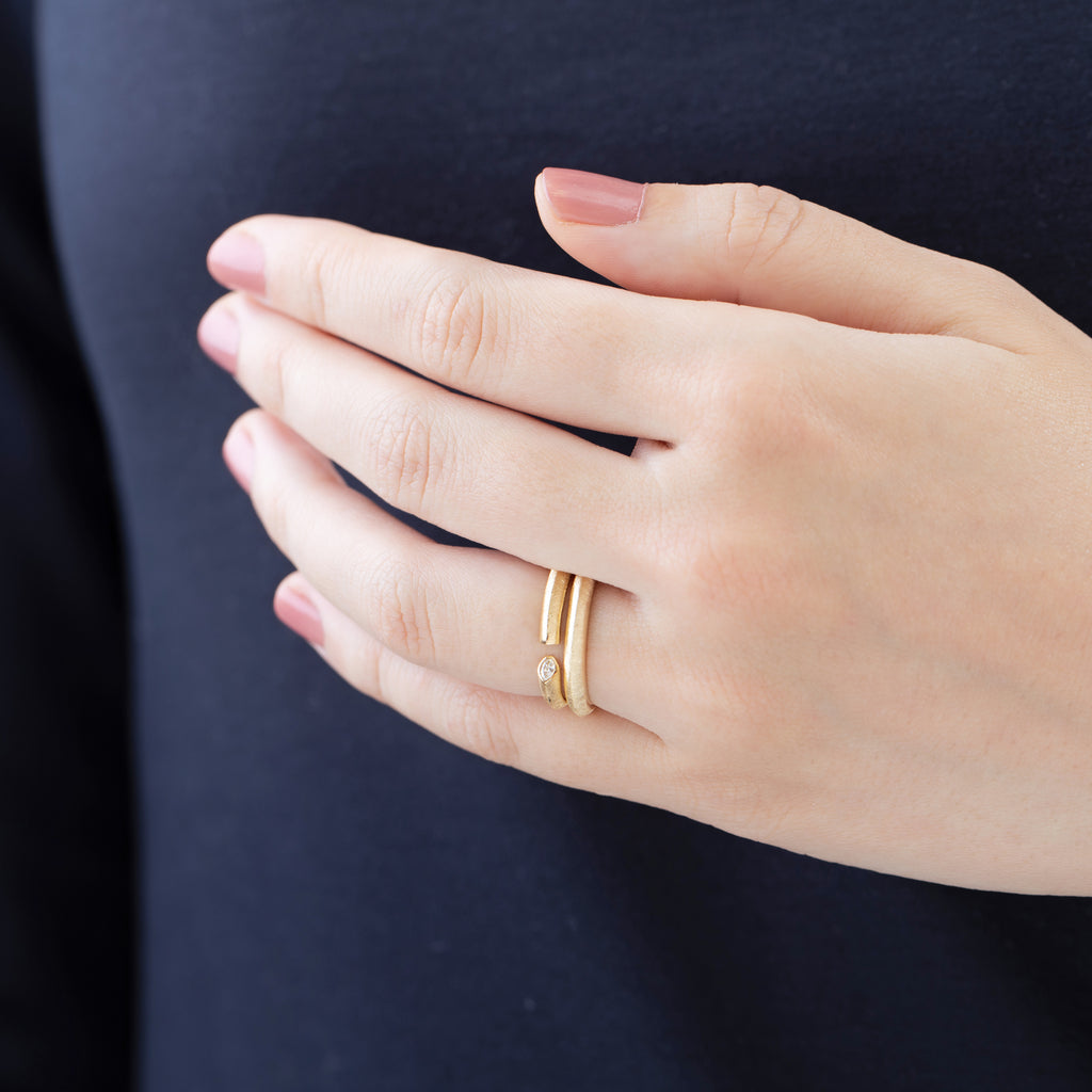 Kakeru[かける] K18 ダイヤモンドリング 着用イメージ 婚約指輪　結婚指輪　マリッジリング ウェディングリング ゴールド シンプル デザイン マーキスダイヤ つや消しMENTOSEN