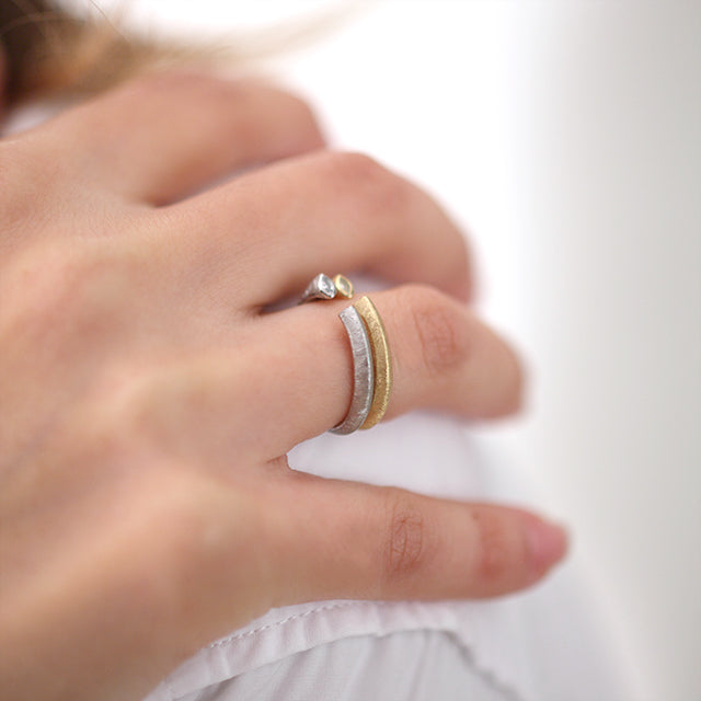 Kakeru[かける] Pt950/K18 ダイヤモンドリング 着用イメージ 婚約指輪 結婚指輪 マリッジリング ウェディングリング プラチナ ゴールド シンプル デザイン マーキスダイヤ つや消しMENTOSEN