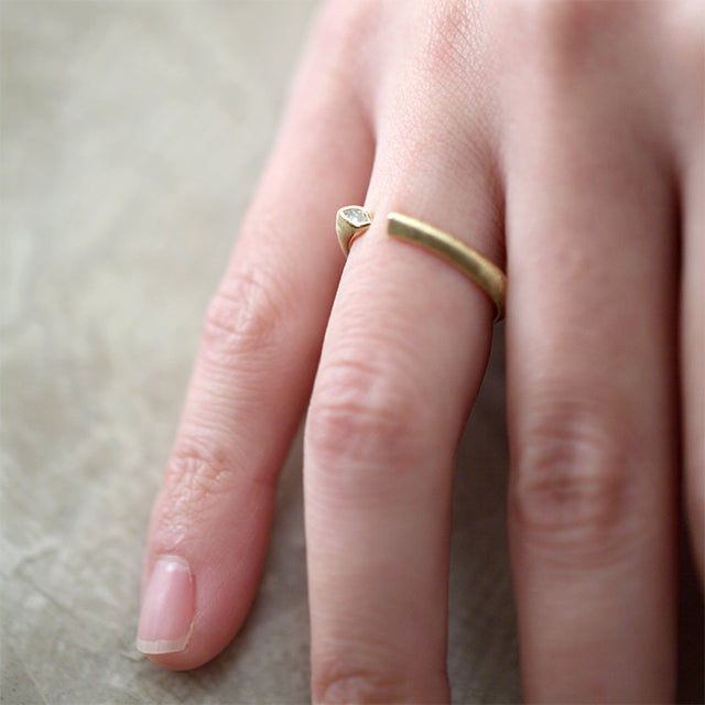 Kakeru[かける] K18 着用イメージ ダイヤモンドリング 婚約指輪　結婚指輪　マリッジリング ウェディングリング シンプル ゴールド デザイン マーキスダイヤ つや消しMENTOSEN