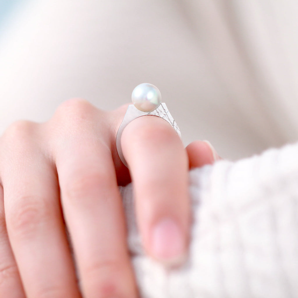 Kosa[こうさ] Flat Silver925 あこやパールリング 和彫り 着用イメージ シルバー ブルーグレー セミバロック シンプル フラット 普段づかい MENTOSEN