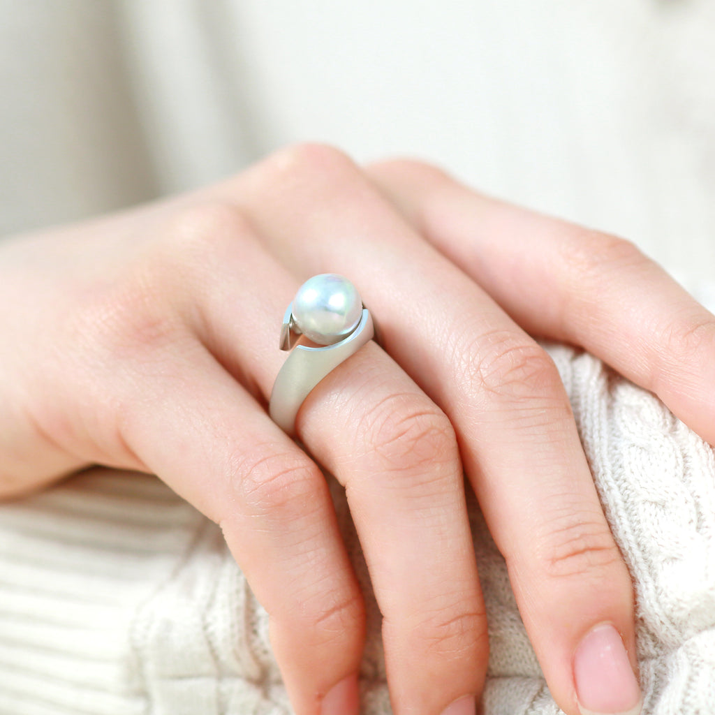 Kosa[こうさ] Curve Silver925 あこやパールリング 着用イメージ シルバー ブルーグレー セミバロック シンプル カーブ 普段づかい MENTOSEN