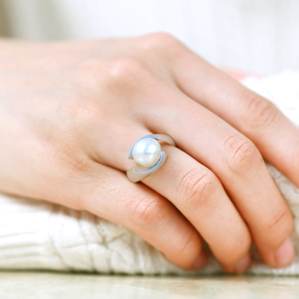 Kosa[こうさ] Curve Silver925 あこやパールリング 着用イメージ シルバー ブルーグレー セミバロック シンプル カーブ 普段づかい MENTOSEN