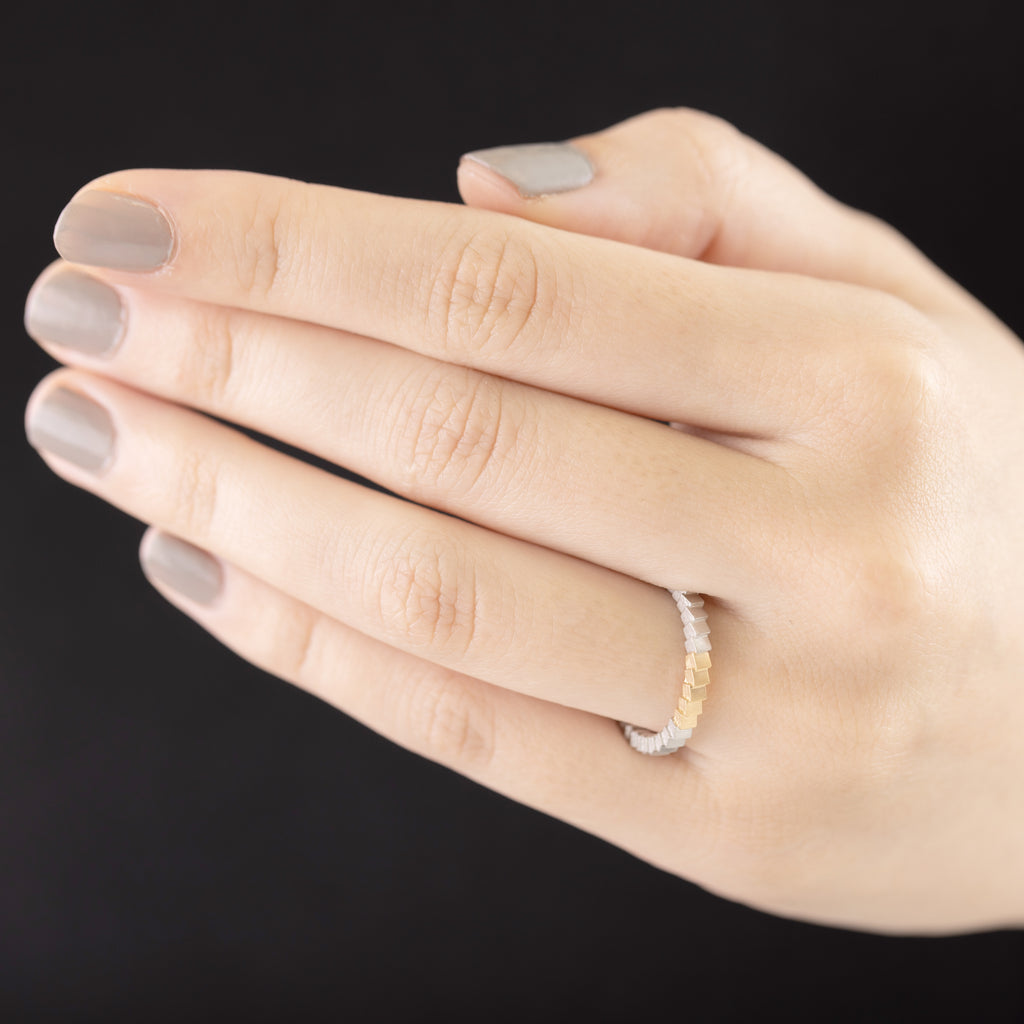 Shikaku[しかく] Silver925 K18 リング 着用イメージ 結婚指輪 マリッジリング ウェディングリング シルバー 金 コンビリング 日常づかい 連続模様 幾何学 キューブ 四角 デジタル MENTOSEN