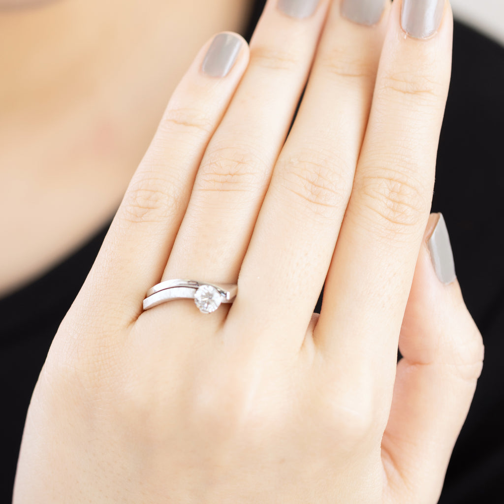 Sorow[そろう] Pt950 ダイヤモンドリング 着用イメージ プラチナ モダンデザイン つや消し 婚約指輪 結婚指輪 ウェディング 曲線 カーブ MENTOSEN