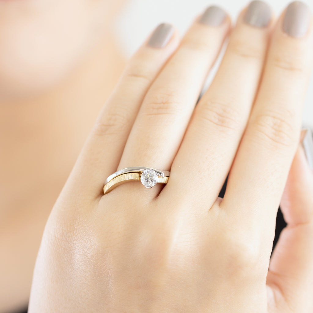 Sorow[そろう] Pt950 ダイヤモンドリング 着用イメージ プラチナ モダンデザイン つや消し 婚約指輪 結婚指輪 ウェディング 曲線 カーブ MENTOSEN