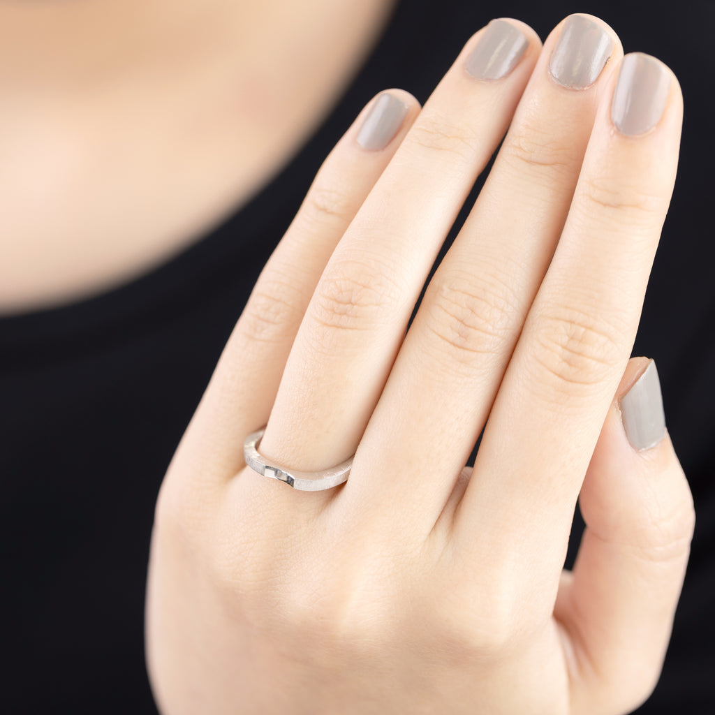 Sorow[そろう] シルバー リング 着用イメージ モダンデザイン マリッジリング 日常づかい 結婚指輪 ウェディング 曲線 カーブ つや消し MENTOSEN