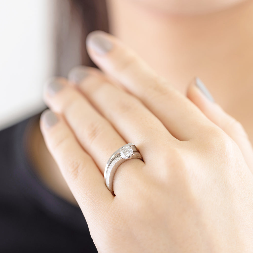 Sorow[そろう] シルバー リング 着用イメージ モダンデザイン マリッジリング 日常づかい 結婚指輪 ウェディング 曲線 カーブ つや消し MENTOSEN