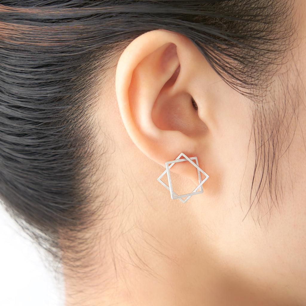 Surface[めんとせん] 正方形 シルバー ピアス 着用イメージ silver925 ミニマル コンテンポラリー デザイン アクセサリー つや消し Kazuko Nishibayashi アーティストコラボ MENTOSEN