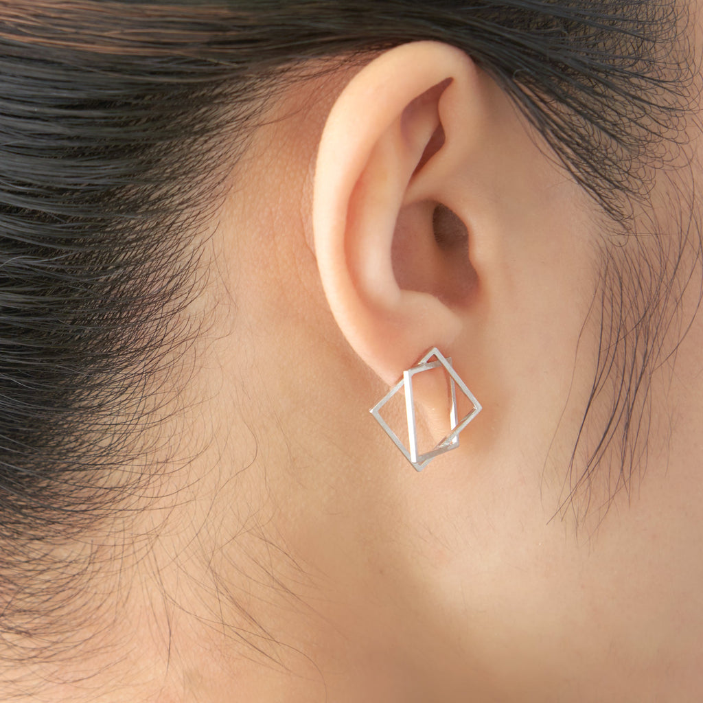 Surface[めんとせん] 正方形 シルバー ピアス 着用イメージ  silver925 ミニマル コンテンポラリー デザイン アクセサリー つや消し Kazuko Nishibayashi アーティストコラボ MENTOSEN