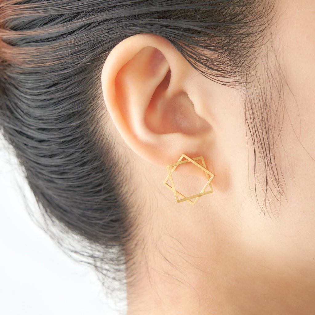 Surface[めんとせん] 正方形 ゴールド ピアス 着用イメージ ミニマル コンテンポラリー デザイン アクセサリー つや消し Kazuko Nishibayashi アーティストコラボ MENTOSEN